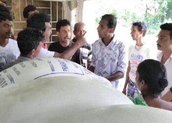 দুয়ারে রেশন চালুর পর থেকেই ঠকাচ্ছে ডিলার ! প্রতিবাদে রেশন ডিলারকে আটকে বিক্ষোভ