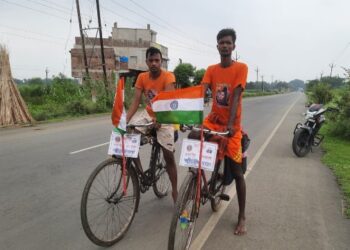 পরিবেশ বাঁচাতে গাছ লাগানোর বার্তা দিচ্ছেন সাইকেলে ভ্রমণকারী দুই যুবক