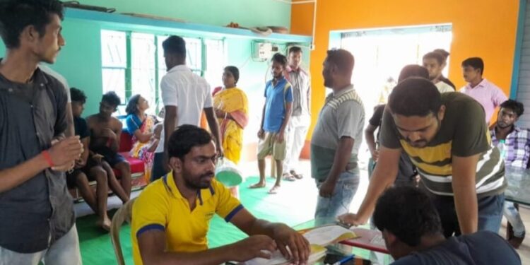 মেমারিতে দুই সংস্থার উদ্যোগে আয়োজিত হল রক্তদান শিবির