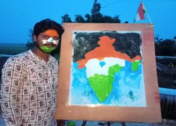 নাক ও দাড়ি দিয়ে জাতীয় পতাকার আদলে ভারতের রঙিন মানচিত্র এঁকে তাক লাগালেন মঙ্গলকোটের রতন