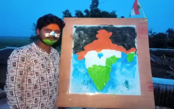 নাক ও দাড়ি দিয়ে জাতীয় পতাকার আদলে ভারতের রঙিন মানচিত্র এঁকে তাক লাগালেন মঙ্গলকোটের রতন