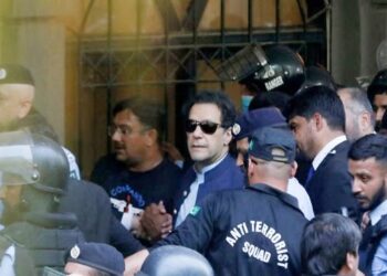 ইমরান খানকে অনাহারে রেখে প্রাণে মারার চেষ্টা হচ্ছে বলে অভিযোগ