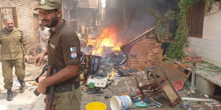পাকিস্তানে ধর্মনিন্দার মিথ্যা অভিযোগে খ্রিস্টানদের উপর জিহাদি হামলা, পুড়িয়ে দেওয়া হল ৪ চার্চ ও ৪০ টি বাড়ি-দোকান