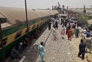 পাকিস্তানে ট্রেন দূর্ঘটনায় মৃত ১৫, আহত ৫০