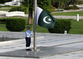 ইমরান খানকে সমর্থন করায় টিভি চ্যানেলের অনুষ্ঠানে যেতে পারবে না সাংবাদিকসহ ১১ জন পাকিস্তানি