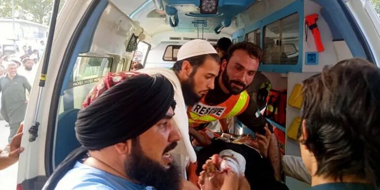 পাকিস্তানে আত্মঘাতী হামলার দায় স্বীকার করল ইসলামি স্টেট