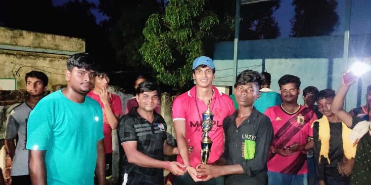 কাঁকসায় একদিনের ফুটবল প্রতিযোগিতায় বিজয়ী চাপাডাঙ্গা আদিবাসী সবুজ সংঘ