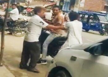 হিন্দু ছেলের সাথে প্রেম করার অপরাধে মুসলিম তরুনীকে পিটিয়ে মারল তার বাবা ও দাদা