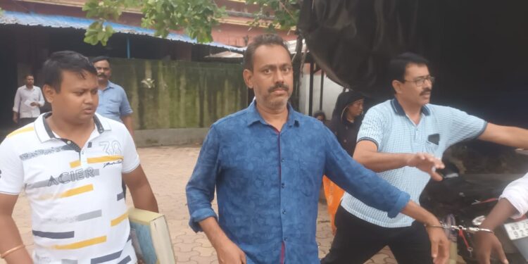 মদের নেশায় স্ত্রীকে কুপিয়ে খুনের পর লকআপে বসে অনুশোচনা করছেন ধৃত স্বামী