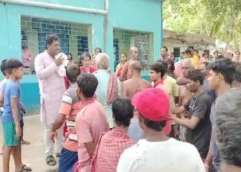 মৃতদের নামে জাল সই করা অভিযোগে বদলি প্রধান শিক্ষক, জালিয়াতি ধরিয়ে দিয়ে প্রধান শিক্ষককে রিলিজ নিতে দিলেন না গ্রামবাসীরা