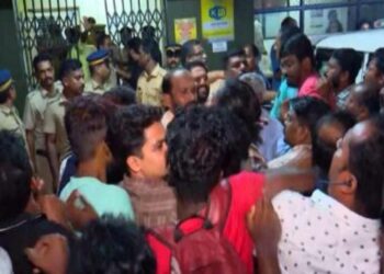 কেরালায় হেলমেট ছাড়া বাইক চালানো ডিওয়াইএফআই নেতাকে জরিমানা করায় থানায় হামলা, এফআইআর থেকে হামলাকারীদের নাম বাদ দেওয়া করিয়েছে সিপিএম