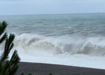 জাপানে শক্তিশালী টাইফুন “ল্যান” এর কারনে ৮০০ ফ্লাইট বাতিল, বিদ্যুৎহীন কয়েক হাজার বাড়ি