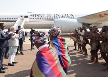 দক্ষিণ আফ্রিকায় প্রধানমন্ত্রী নরেন্দ্র মোদীকে উষ্ণ অভ্যর্থনা