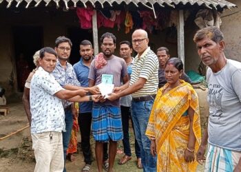 থ্যালাসেমিয়া আক্রান্ত রোগীর হাতে ৬ টি ডোনার কার্ড তুলে দিল মেমারি প্রেস ক্লাব