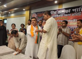 হাইকোর্টের নিষেধাজ্ঞা থাকা সত্ত্বেও শিলিগুড়িতে বিজেপি বিধায়কের বাড়ির সামনে বিক্ষোভ তৃণমূলের, আদালতে যাওয়ার হুঁশিয়ারি শুভেন্দুর