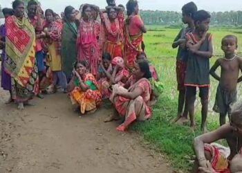 আউশগ্রামে রহস্যজনক ভাবে খুন আদিবাসী মহিলা, ফাঁকা মাঠ থেকে রক্তাক্ত দেহ উদ্ধার করল পুলিশ