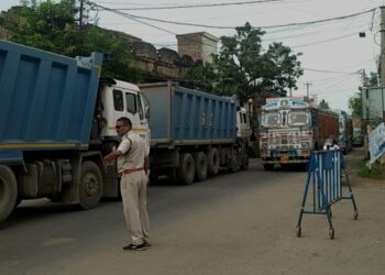 ইলামবাজারে কুনুরের ব্রীজ সংস্কারের জেরে তীব্র যানজট গুসকরায়