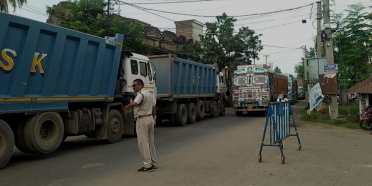 ইলামবাজারে কুনুরের ব্রীজ সংস্কারের জেরে তীব্র যানজট গুসকরায়