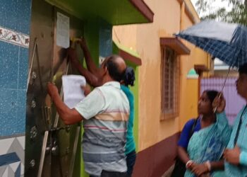 তৃণমূল নেতার কবল থেকে কমিউনিটি হল মুক্ত করতে নোটিশ সাঁটালো আউশগ্রামের ভাল্কি পঞ্চায়েত