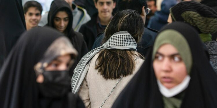 হিজাব এবং সতীত্ব প্রমানের বিষয়ে নতুন আইন হল ইরানে