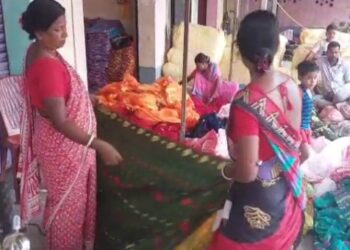 দুর্গোৎসবের মুখেই গুজরাটের সুরাটের কাপড়ে ছয়লাপ পূর্বস্থলীর বাজার