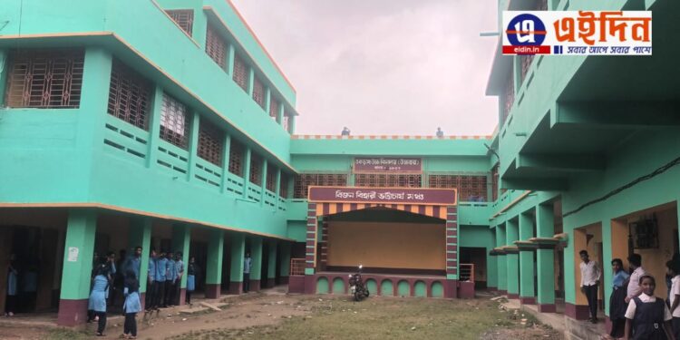 হাওড়ার পর এবার কাটোয়া, শাসন করায় বাবাকে সঙ্গে নিয়ে প্রধান শিক্ষককে মারতে উদ্যত হল স্কুলের ভোকেশনাল কোর্সের পড়ুয়া