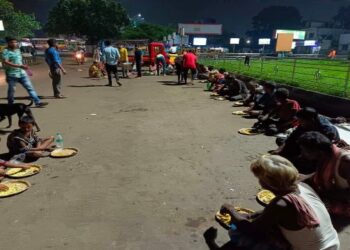 অনুষ্ঠান বাড়ির অতিরিক্ত খাদ্য উঠল দুর্গাপুরের অসহায়দের মুখে