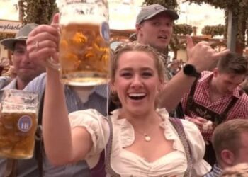 জার্মানির মিউনিখে চলছে সবচেয়ে বড় বিয়ার উৎসব “অক্টোবারফেস্ট”