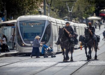 সন্ত্রাসী হামলা রুখতে নাগরিকদের সর্বদা বন্দুক রাখার পরামর্শ দিচ্ছে ইসরায়েলের পুলিশ
