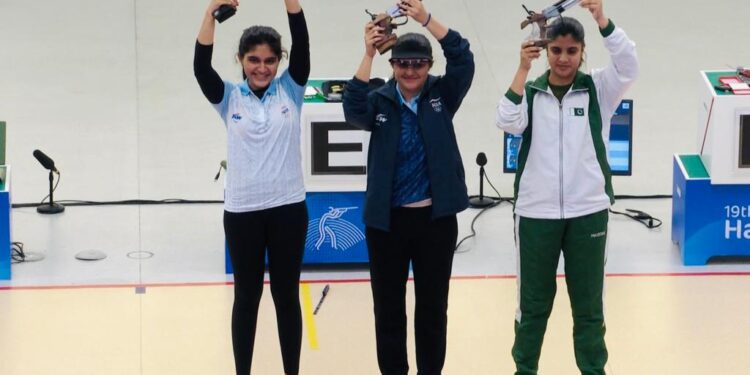 এশিয়ান গেমসে মহিলাদের পিস্তল ইভেন্টে স্বর্ণ এবং রৌপ্য পদক জিতেছে ভারত