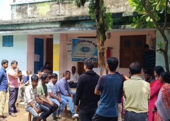 আউশগ্রামের যমুনাদিঘি মৎস্যবীজ খামারের ঠিকাকর্মীরা ১৪ মাস ধরে বেতনহীন, প্রতিবাদে বিক্ষোভ