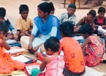 এলাকায় শিক্ষার আলো ছড়িয়ে দিচ্ছেন কাঁকসার আদিবাসী তরুণী