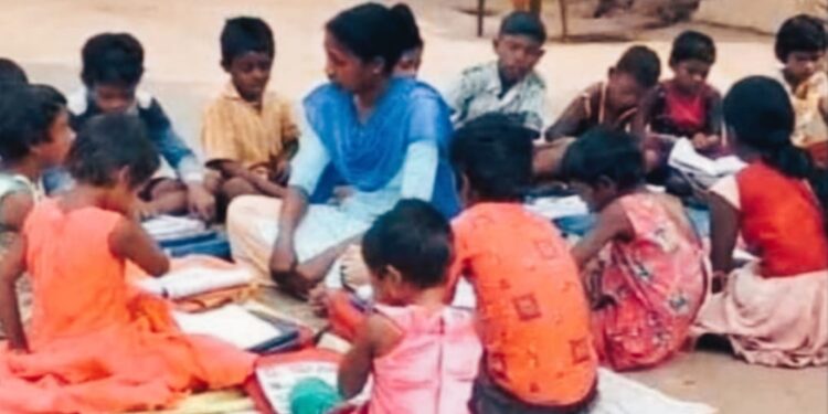 এলাকায় শিক্ষার আলো ছড়িয়ে দিচ্ছেন কাঁকসার আদিবাসী তরুণী