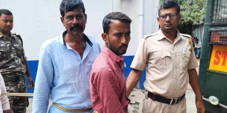 কাটোয়ায় অস্ত্র ও বোমার মশলাসহ গ্রেফতার জঙ্গল শেখ বাহিনীর দুই সদস্য, দিল্লিতে গ্রেফতার জঙ্গলপুত্র সাদ্দাম