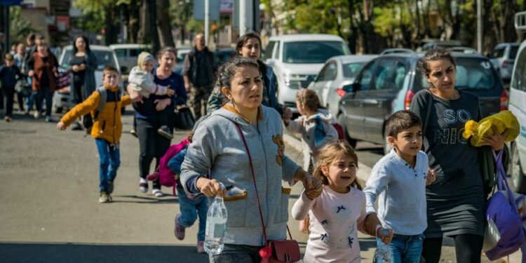 ইসলামি রাষ্ট্র আজারবাইজানের হামলার ভয়ে নাগোর্নো-কারাবাখ ছাড়ছে ১,২০,০০০ আর্মেনীয় খ্রিস্টান
