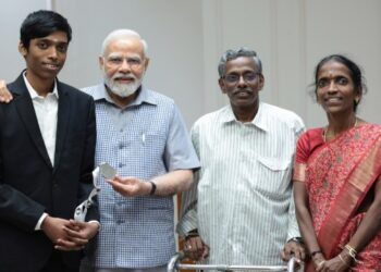 গ্র্যান্ডমাস্টার প্রজ্ঞানন্দ তার পরিবারের সাথে সাক্ষাৎ করলেন প্রধানমন্ত্রী