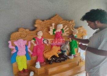 পূর্বস্থলীর শিল্পির তৈরি কাঠ- ফাইবারের দুর্গাপ্রতিমা পাড়ি দিচ্ছে আমেরিকায়