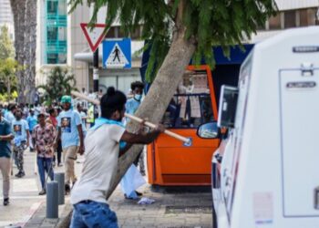 তেল আবিবে ইরিত্রিয়ান শরণার্থীদের ২ গোষ্ঠীর সংঘর্ষে আহত ৫০ জন ইসরায়েলি পুলিশ সহ ১৬০