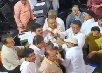 তৃণমূল-বিজেপি কাউন্সিলারদের হাতাহাতিতে রণক্ষেত্র কলকাতা পুরসভা