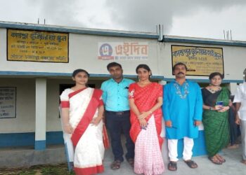 শিক্ষকের অভাবে বন্ধ হয়ে যেতে বসা স্কুলের পড়ুয়াদের শিক্ষালাভে ভরসা পাঁচ শিক্ষিত বেকার যুবক যুবতী