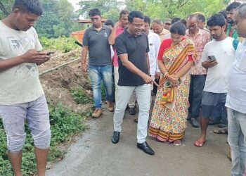 পথশ্রী প্রকল্পে তৈরি হওয়া রাস্তা দেখে ক্ষিপ্ত জেলাশাসক ও বিডিও, বাস্তুকারকে ধমক দিয়ে পুণরায় রাস্তা নির্মানের নির্দেশ