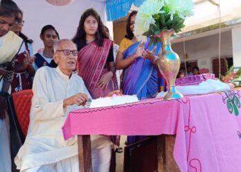 প্রাক্তন শিক্ষক-শিক্ষিকাদের সম্বর্ধনা দিল বীরভূমের বিদ্যালয়
