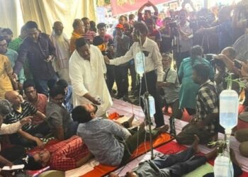 শাসকদলের আশ্বাসে ৪৮ ঘন্টা পর অনশন তুললো বাংলাদেশ হিন্দু- বৌদ্ধ-খ্রিস্টান ঐক্য পরিষদ