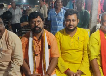 কাটোয়া থেকে ফেরার পথে ভাতার বাজারে চায়ের দোকানে আড্ডায় বিজেপি বিধায়ক