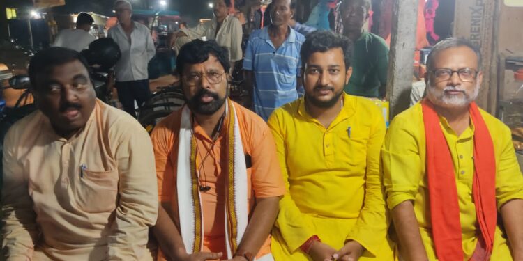 কাটোয়া থেকে ফেরার পথে ভাতার বাজারে চায়ের দোকানে আড্ডায় বিজেপি বিধায়ক