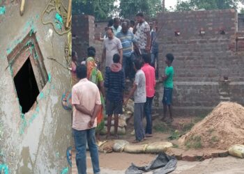 নবনির্মিত সেপটিক ট্যাঙ্কের ভিতরের ঢালাইয়ের পাটা খুলতে নেমে রায়নায় মৃত ৩, অসুস্থ ২