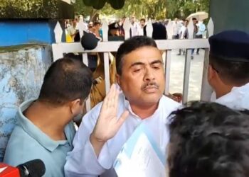 শুভেন্দুকে স্বাস্থ্য ভবনে ঢুকতেই দিল না পুলিশ, প্রিজন ভ্যান থেকে পুলিশকে হুঁশিয়ারি দিলেন-‘সব হিসাব লেখা থাকছে’