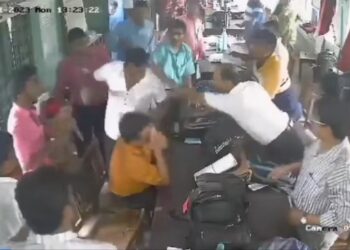 ছাত্রকে শাসন করায় স্টাফ রুমে ঢুকে শিক্ষককে বেদম মার দুষ্কৃতী দলের, গ্রেফতার ছাত্রের মামা শেখ বিলালসহ ২