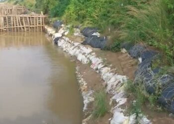 দু’মাস আগে তিন কোটির বেশী টাকা খরচ করে অজয়ের ভাঙন রোধের কাজ হলেও ফের শুরু ভাঙন, ক্ষোভে ফুঁষছে আউশগ্রাম