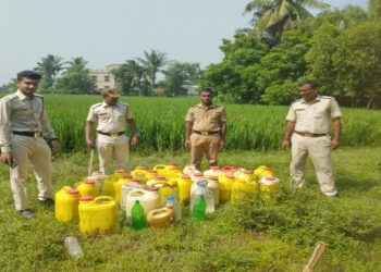 আবগারি দপ্তরের সাথে যৌথ অভিযানে বিপুল চোলাই মদের উপকরণ উদ্ধার করল ভাতার থানার পুলিশ